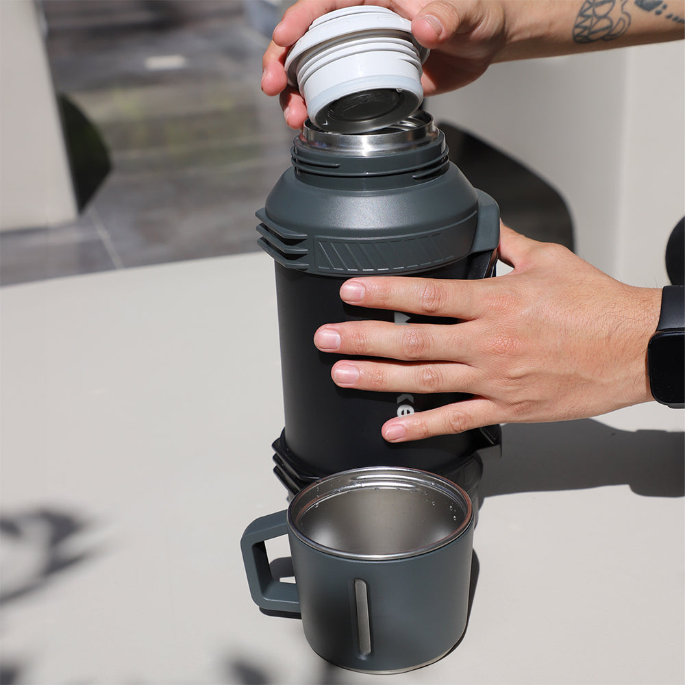 Termo de Acero Inoxidable 1.6 L con Taza y Correa HIKEO
